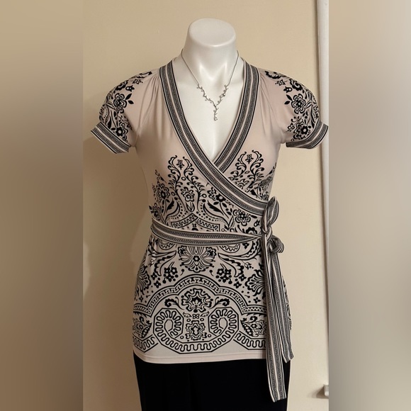 BCBG MaxAzria Jersey Kent RapFront Top SZ XS Cream Color W Black Floral … - Picture 1 of 11